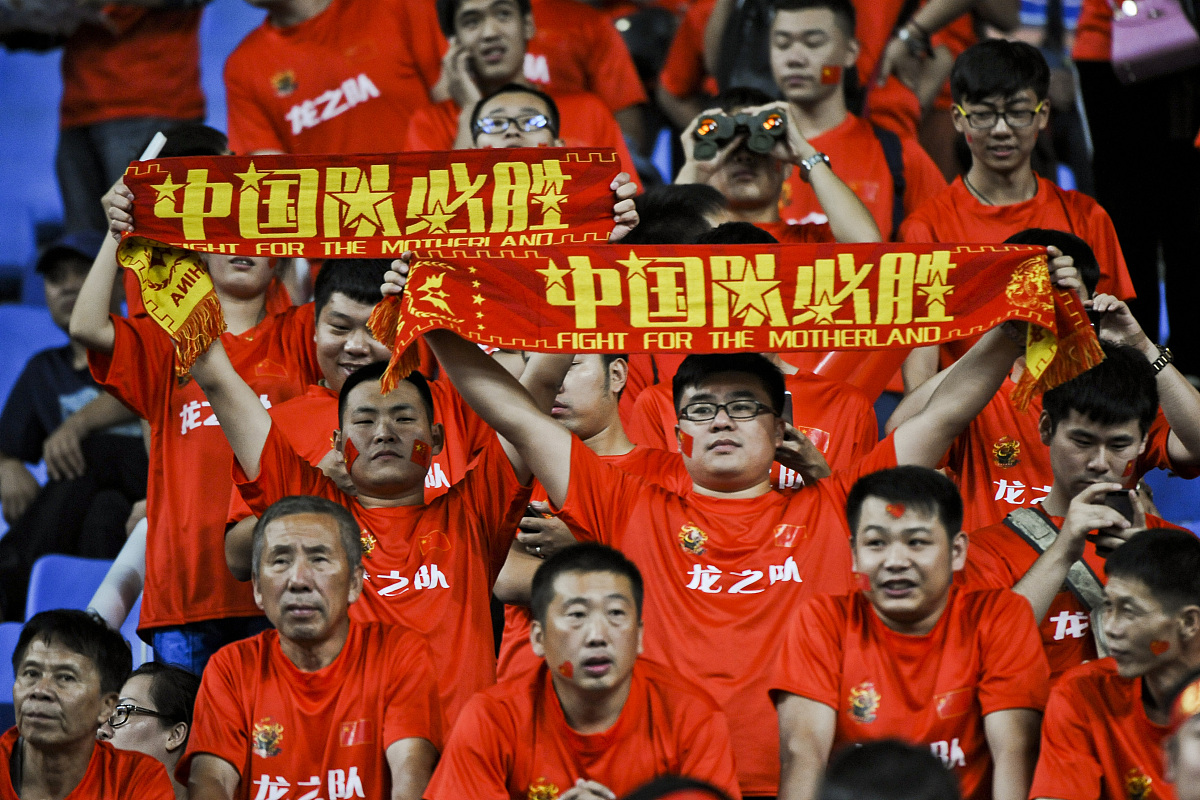 精神抖擞！中国足球代表队展现拼搏精神(中国足球队运动员名单)